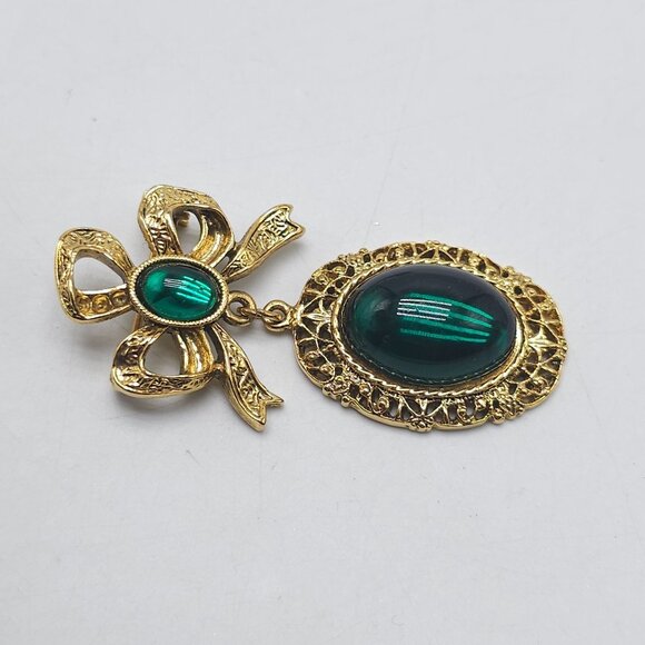 Vintage 1928 Collection Gold Tone Brooch With Green Enamel Cabochon Bow Design - Picture 2 of 4